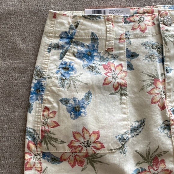 Seven7 Pale yellow Floral Utility Skirt Size 8 NWT - Picture 2 of 9